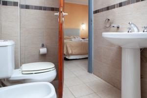 un bagno con un water e un lavandino di Desert Tracks Rancho a Las Grutas Altre 45 foto