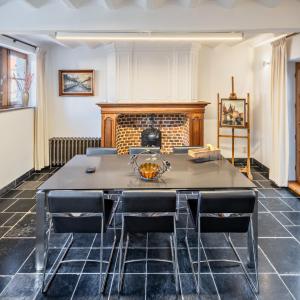 ein Esszimmer mit Tisch und Stühlen in der Unterkunft Vakantiewoning Begijnhof 54 in Sint-Truiden