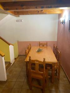 una sala da pranzo con tavolo e sedie in legno di Casa Alta 14 B a Palanques