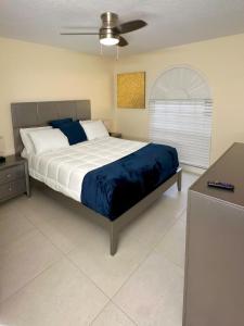 En eller flere senge i et værelse på Luxurious 4-Bedroom House with Pool + 37 billeder