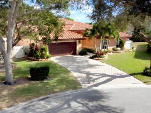 En have udenfor Luxurious 4-Bedroom House with Pool