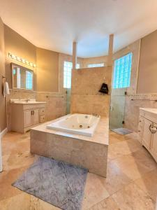 Et badeværelse på Luxurious 4-Bedroom House with Pool