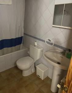 un bagno con un water e un lavandino di Casa Alta 14 B a Palanques