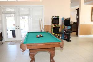 Billardbord på Luxurious 4-Bedroom House with Pool