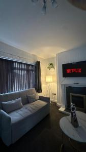 TV a/nebo společenská místnost v ubytování Contractor & Family Sleeps 5 Bham HS2 Parking for 3