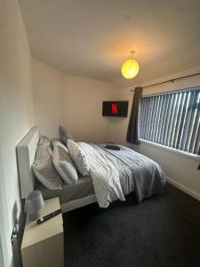 Postel nebo postele na pokoji v ubytování Contractor & Family Sleeps 5 Bham HS2 Parking for 3