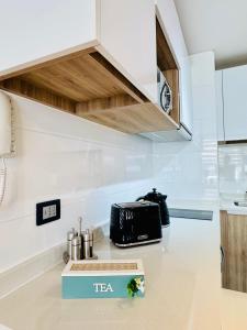a kitchen with a counter top with a toaster and a toaster at Departamento en Península in Iquique