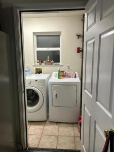 una lavanderia con lavatrice e finestra di Tranquility home a Hayward