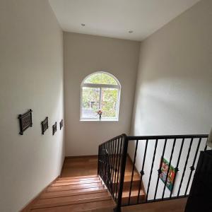 una camera con una scala e una finestra di Tranquility home a Hayward