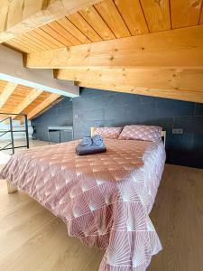 a bed in a room with a wooden ceiling at Apartamentos Algodonales in Algodonales