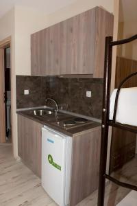 eine Küche mit Spüle und Herd in der Unterkunft Studios for rent Hermanos in Stavros