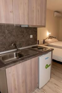 eine Küche mit Spüle und Arbeitsplatte in der Unterkunft Studios for rent Hermanos in Stavros