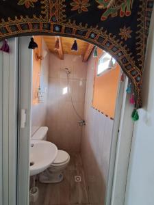 埃博森Sur tiny house的带马桶和水槽的浴室 更多26张照片