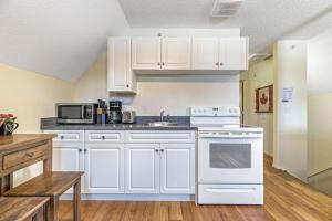 Køkken eller tekøkken på Traveler Friendly Canmore Condo Close to Banff