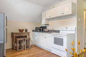 Køkken eller tekøkken på Traveler Friendly Canmore Condo Close to Banff