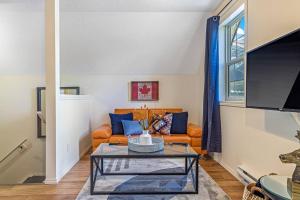 Et tv og/eller underholdning på Traveler Friendly Canmore Condo Close to Banff + 12 billeder