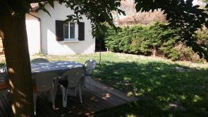 En have udenfor Castorette, au calme, petit déjeuner compris