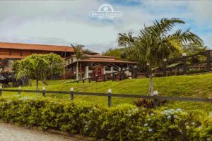 ein Ferienresort mit einem Zaun vor einem Gebäude in der Unterkunft Hotel Fazenda Monte Castelo in Bezerros