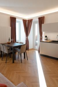 Køkken eller tekøkken på Belvedere 237 Lakeview Terrace Luxury Apartment + 40 billeder