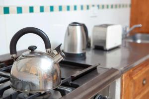 un bollitore per tè sopra un fornello di Desert Tracks Rancho a Las Grutas