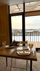 een eettafel met uitzicht op het water bij Darkhan Tau in Alma-Ata +3 foto's