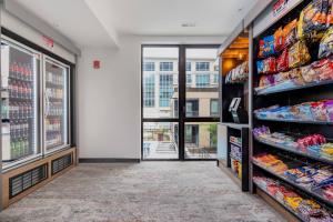 una corsia di un supermercato con scaffali di cibo di Super LUX SkyTower 2BD Downtown - Parking, Pool, Gym a Indianapolis