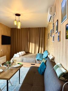 een woonkamer met een bank en een bed bij Darkhan Tau in Alma-Ata
