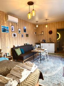 een woonkamer met een bank en een tafel bij Darkhan Tau in Alma-Ata