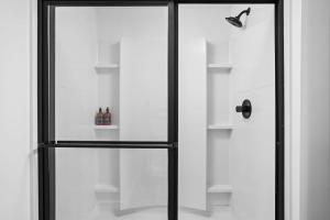 een glazen deur met een raam waarop flessen staan bij Premium Downtown High-Rise Condo with Pool, Parking, Gym in Indianapolis +25 foto's