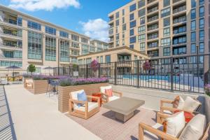 un patio con sedie e tavoli e un edificio di Downtown Townhome Game Room with Pool, Parking, Gym a Indianapolis