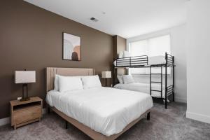 una camera con due letti e un letto a castello di Downtown Townhome Game Room with Pool, Parking, Gym a Indianapolis Altre 27 foto