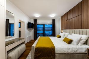 una camera da letto con un letto grande e una televisione di Villa Prestige a Pag Altre 72 foto