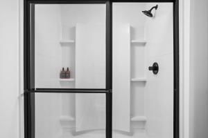 une porte vitrée avec quelques bouteilles à l'intérieur dans l'établissement Luxury Downtown High-Rise Condo with Pool, Gym, Parking, à Indianapolis 23 autres photos