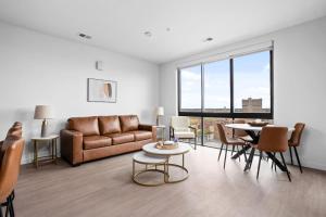 ein Wohnzimmer mit Sofa und Tisch in der Unterkunft Downtown Indy Luxury Stay in Indianapolis