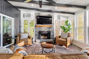 a living room with a fireplace and a tv at Billion Dollar Views in Winchester