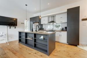 Η κουζίνα ή μικρή κουζίνα στο Spa & Lake Access - Cariboo