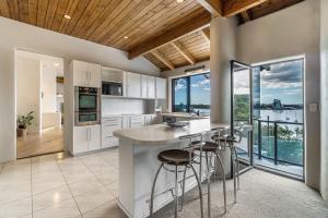 Køkken eller tekøkken på Architectural Masterpiece with Pool and Sea Views