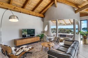 Et tv og/eller underholdning på Architectural Masterpiece with Pool and Sea Views