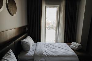 Giường trong phòng chung tại Hotel Central Strumica +1 ảnh