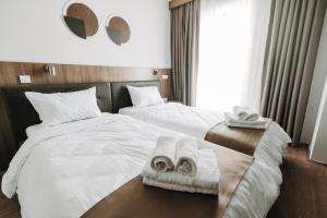 Giường trong phòng chung tại Hotel Central Strumica