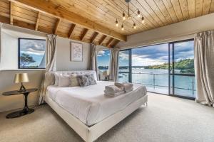 En eller flere senge i et værelse på Architectural Masterpiece with Pool and Sea Views + 35 billeder