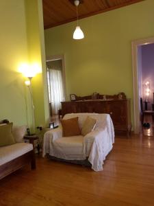 une chambre avec un lit et un canapé dans l'établissement Σπίτι στο Χωριό - Les campagnards, à Rodhodháfni