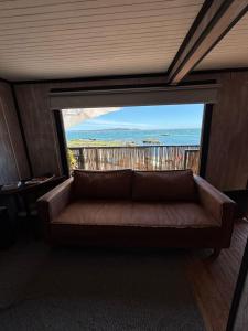 een bank in een kamer met een groot raam bij La Mar de Filomena in Tomé