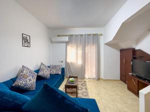 Et tv og/eller underholdning på 7301 · Cozy 2BR Townhouse with Private Backyard