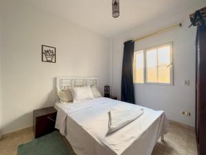 En eller flere senge i et værelse på 7301 · Cozy 2BR Townhouse with Private Backyard