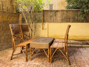 En terrasse eller udendørsområde på 7301 · Cozy 2BR Townhouse with Private Backyard