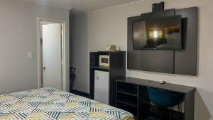 una camera da letto con un letto e una TV a parete di Motel 6 - Lamesa, TX a Lamesa