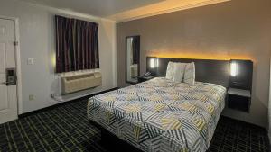una stanza d'albergo con un letto e una finestra di Motel 6 - Lamesa, TX a Lamesa