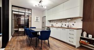 Køkken eller tekøkken på By The Pool Apartments #7