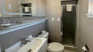 un bagno con lavandino, WC e doccia di Motel 6 - Lamesa, TX a Lamesa Altre 52 foto